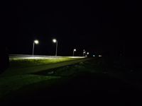 Mellan Huskvarnsvägens avtag vid riksväg 25 i närheten av Karis och mellan Karis och Grundsjö längs stamväg 51 är vägbelysningen fortfarande mörk trots att lyktstolpar rests. Bilden visar var belysningen upphör på riksväg 25 västerut från Karis.