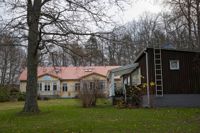 Villa Schildt och det bruna parhuset intill villan är till salu. För Villa Schildt begär Christine och Göran Schildts stiftelse 540 000 euro och för parhuset 418 000 euro.