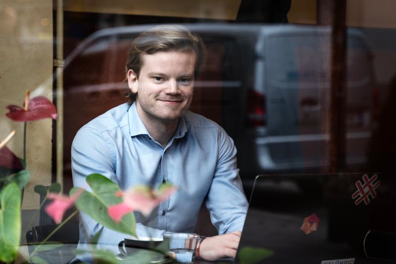 Islänningen Freyr Fridfinnsson har inte reagerat på att det skulle vara mycket biltrafik i Helsingfors, men tycker tanken att ge mer plats till fotgängare i princip låter bra.