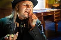Inbiten girigbuk. Ingemar Raukola är knappt igenkännbar som Ebenezer Scrooge.