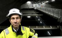 Målsättningen är att det renade vattnet bara ska ha 0,1 milligram fosfor per liter i sig. Till hjälp har reningsverket aktivt slam som består av bakterier som äter både fosfor och kväve. Slammet gör vattnet brunt och det luktar blöt jord, berättar Kristian Sahlstedt.