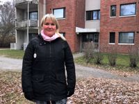 Petra Lindström, vd för Hangö Hyreshus Ab , står här vid bolagets hus på Linjegatan, som behöver olika typer av renoverings- och reparationsåtgärder.