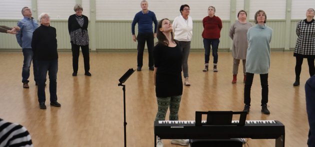 Sara Selenius leder uppvärmningen för Cajorna till tonerna av Dolly Parton.