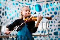 Lilja Haatainen spelade i samband med Borgå stads gratulationstillfälle.