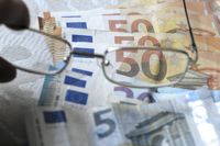 Den största ändringen i skatterna syns på systemnivå – då välfärdsområdena finansieras av staten – men inte så mycket i plånböckerna. Däremot för vintern med sig tillfälliga avdrag, stöd och momssänkningar på grund av höga elpriser.