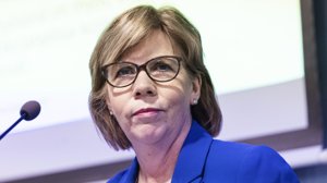 Justitieminister Anna-Maja Henriksson (SFP) säger situationen vad gäller svensk service har försämrats i synnerhet inom tingsrätterna i östra och västra Nyland.