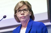Justitieminister Anna-Maja Henriksson (SFP) säger situationen vad gäller svensk service har försämrats i synnerhet inom tingsrätterna i östra och västra Nyland.