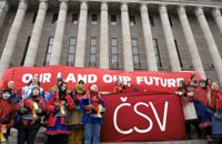 Lämna oss inte ensamma, är Petra Laitis (med mikrofon) budskap till publiken som kommit till demonstrationen. ČSV står för cájet sámi vuonjja, visa samisk anda.