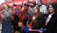 Unga samer protesterar utanför Riksdagshuset i Helsingfors. I sin krönika skriver Anna-Lena Laurén om Rysslands syn på ursprungsbefolkningen samtidigt som hon konstaterar att inget av de nordiska länderna heller behandlat samerna särskilt väl.
