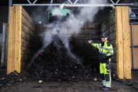 Christoph Gareis, produktionschef för bioavfallsanläggningen i Käringmossen, önskar att en större del av invånarna i huvudstadsregionen skulle sortera sitt bioavfall i rätt kärl. – Vi behöver mera bioavfall, så att vi kan ta det tillvara och förvandla det till biogas och mylla, säger han. Biomassan på bilden är halvvägs genom processen, det tar ett par månader innan den är färdig mylla.