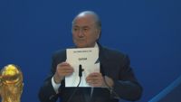 Internationella fotbollsförbundets dåvarande ordförande Sepp Blatter avslöjar värdlandet för fotbolls-VM 2022.