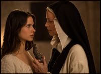 Daphne Patakia och Virginie Efira i Benedetta.