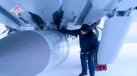 En flygmekaniker inspekterar en rysk Kinzjal-robot, som bärs av ett Mig-31-stridsplan på den här arkivbilden som ryska försvarsministeriet gett ut. Det har visat sig att Kinzjal-roboten inte lever upp till hajpen.