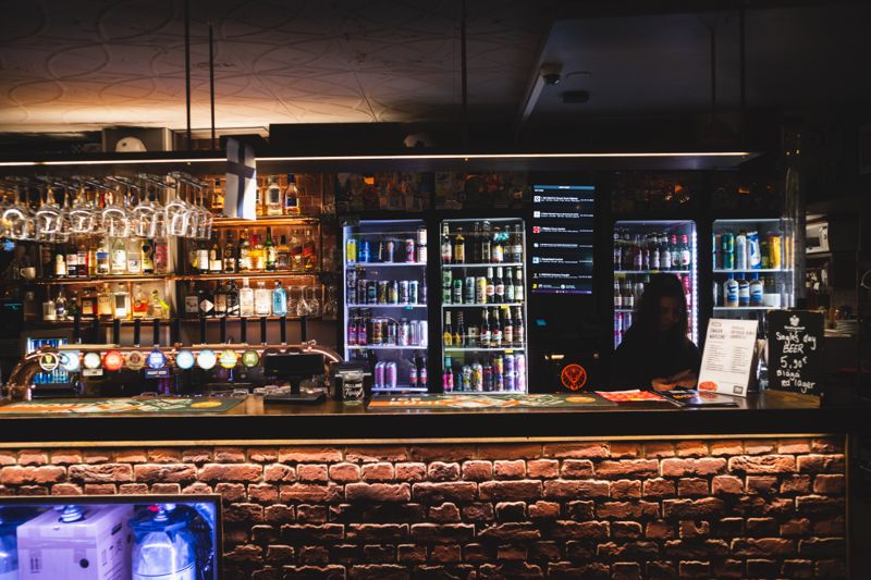 Töölö Sports Bar serverar både mat och dryck. Om man är mer intresserad av bilsport än fotboll kan man njuta av en väggmålning med landets stolthet och tvåfaldiga världsmästaren Mika Häkkinen.