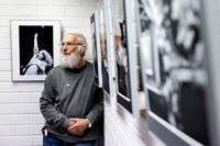 Antti Seppälä från Lovisa kameraklubb berättar att föreningen under hela hösten jobbat med arrangemangen kring temautställningen Loisto som visas på Galleri Theodor i Lovisa.