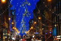 I december lever Alexandersgatan upp. Under resten av året skäller helsingforsarna ofta på den.