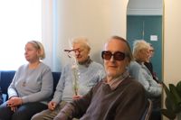 Anders Nyberg (längst fram) i samband med fredagens lansering i Ekenäs. I bakgrunden Tor Hanner och Tessa Bamberg, punktskriftsansvarig på Förbundet Finlands svenska synskadade.