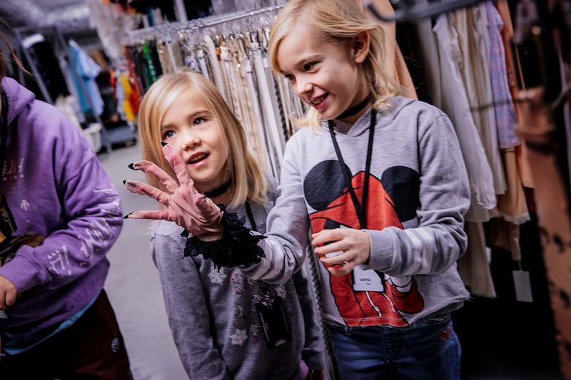 Systrarna Tove och Astrid fascinerades av en läskig handske med långa naglar i Stadsteaterns välfyllda kostymförråd.