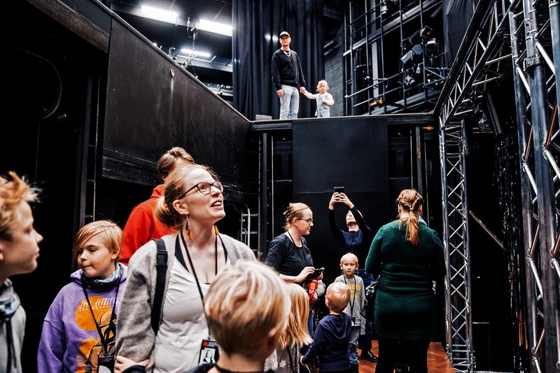 Scenteknikern Otto-Kari Apiala hade dottern Frida (högst upp i bilden) som assistent under dagen. De visade en annorlunda sida av scenen åt de övriga deltagarna.