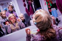 Det var ovanligt många barn i Helsingfors stadsteaters lokaler på fredagen. Då deltog hundratals arbetsplatser i Barnet med på jobbet-dagen.