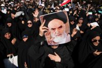 Bilder föreställande den islamiska republikens grundare ayatolla Khomeini är vanligt förekommande i Iran. Här syns en sådan under en demonstration till stöd för regimen i september. Arkivbild.