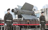 Resterna av en robot som Sydkoreas militär uppger är en nordkoreansk så kallad SA-5, som ska ha plockats upp i havet efter ett av Nordkoreas senaste vapentester. Arkivbild.