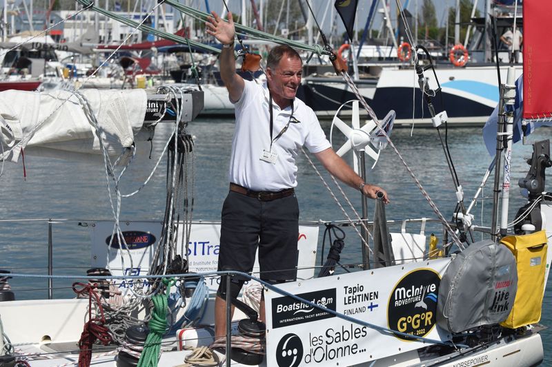 Tapio Lehtinen vinkar adjö när han lämnar Les Sables-d'Olonne, den 4 septemer 2022.