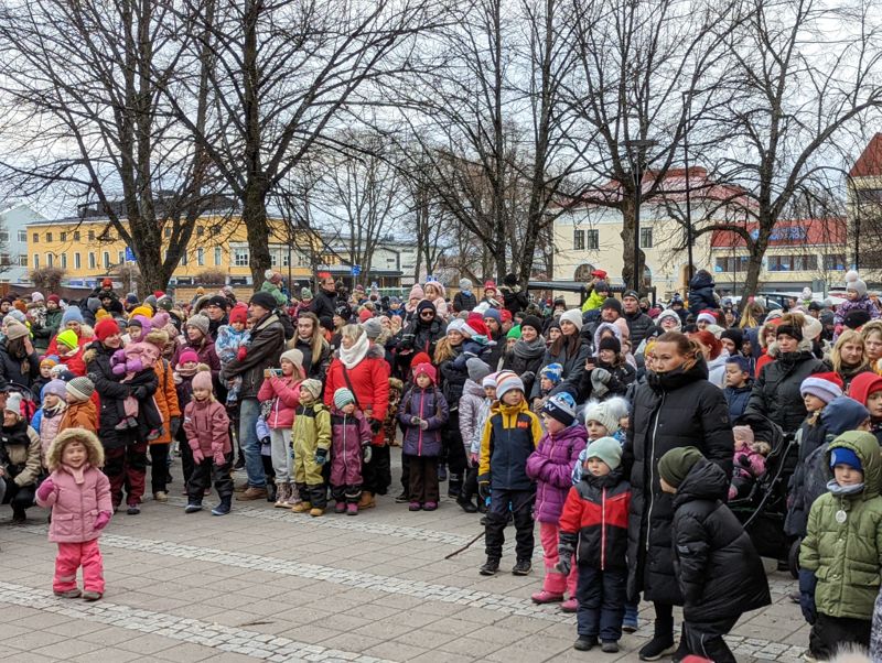 Det var verkligen mycket folk som samlades på skvären utanför Lundi när julen öppnades.