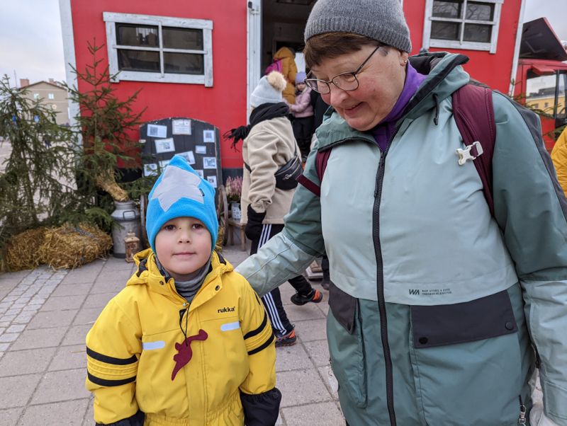 Noa Lindman besökte julöppningen tillsammans med farmor Kaija Lindman.