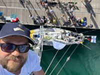 Ville Norra uppe i masten på Asteria, förbereder båten för Golden Globe Race i avfärdshamnen Les Sables-d'Olonne i Frankrike.