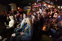 Isländska fans tittar på första halvleken av kvartsfinalmatchen i fotbolls-EM mellan Frankrike och Island på Sports Academy i Helsingfors den 3 juli 2016.