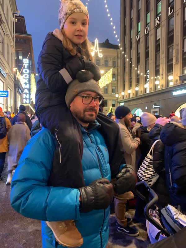Esbobon Jonas Dahlblom är sällan i centrum, men tycker inte det verkar som om centrum skulle hålla på att förtvina. "Här är ju folk så in i..." Evi Dahlblom sitter på axlarna.
