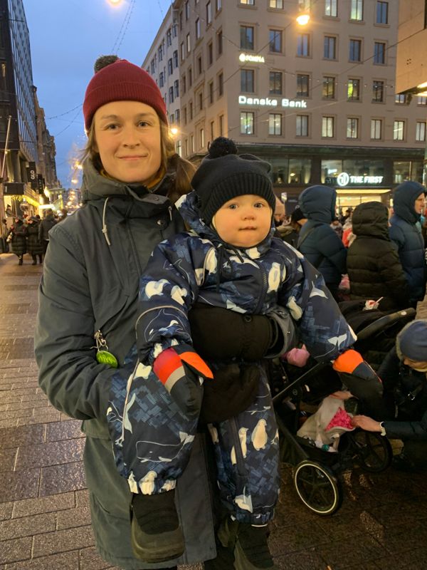 Berghällsbon Laura Leppähaara hade kommit med dottern Alma, 1 år och 3 månader, för att spana in julparaden. Hon konstaterar att det finns mer små caféer och affärer i Berghäll, medan stora internationella kedjor tagit utrymmena i kärncentrum.