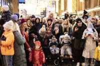 Julbelysningen tändes längs Alexandersgatan på lördagen.
