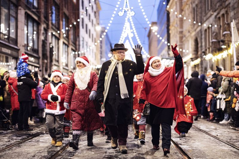 I främsta ledet ska borgmästare Juhana Vartiainen gå.