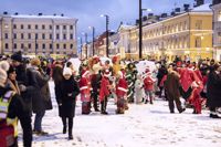 Julbelysningen tändes på Alexandersgatan i centrum av Helsingfors den 19 november.
