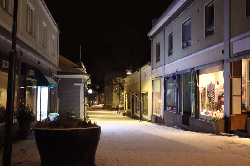 Kungsgatan i Ekenäs på lördag kväll, några timmar efter att snöfallet hade börjat.