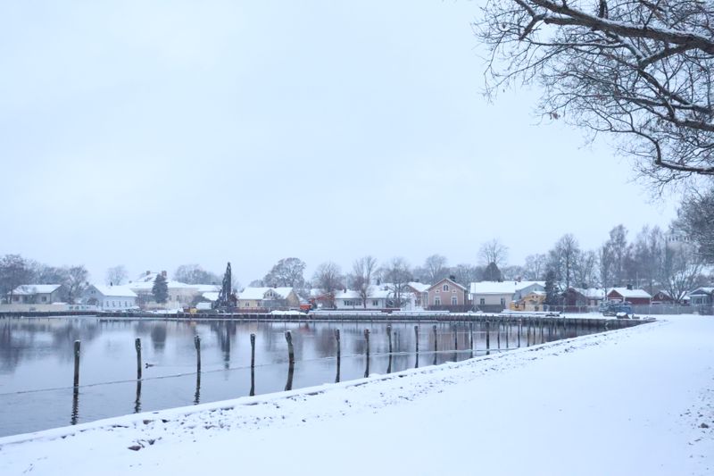 Södra viken i Ekenäs med Gamla stan i bakgrunden på söndag morgon.