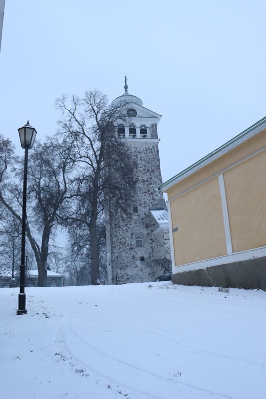 Ekenäs kyrka på söndag morgon. Endast fotografens bilspår som stör lugnet i Gamla stan.