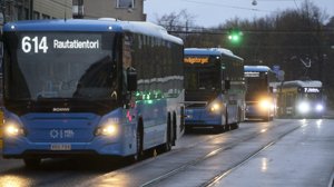 En buss och en spårvagn krockade i Helsingfors på lördagskvällen.