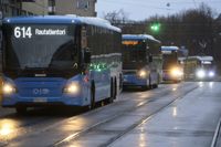 En buss och en spårvagn krockade i Helsingfors på lördagskvällen.