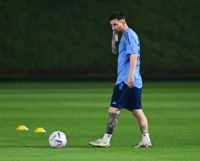 Lionel Messi i det argentinska landslaget tränar med specialövningar på Qatars universitet utanför Doha.