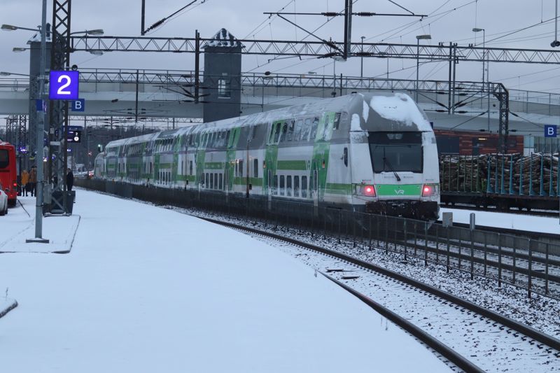Det var rörelse på Karis järnvägsstation på söndagen.