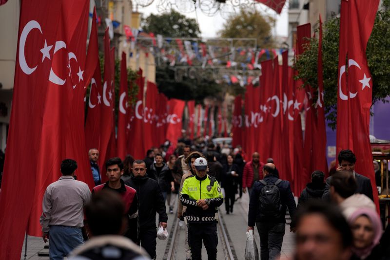 Turkiska flaggor kantar gågatan Istiklal, som leder till det berömda Taksimtorget, dagen efter terrordådet i Istanbul.
