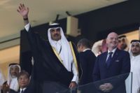 Den qatariska emiren och Fifa-ordföranden Gianni Infantino på hederläktaren.