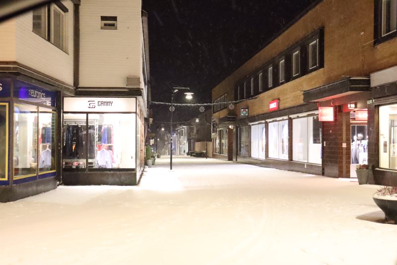 Lugnt och stilla på Kungsgatan i Ekenäs på söndag kväll.