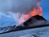 Rök och lågor stiger från vulkanen Kljutjevskaja Sopka under ett tidigare utbrott, i mars 2021.