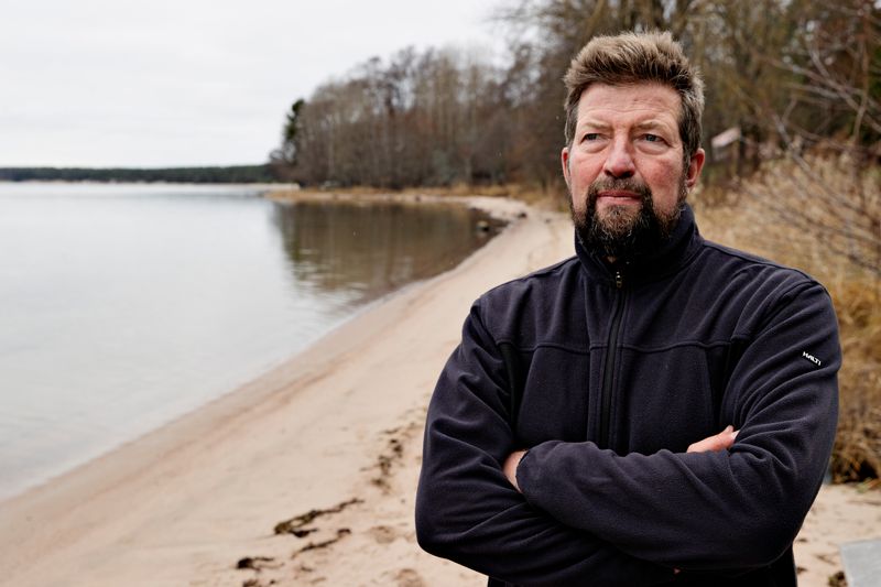 Dykaren Ari Kapanen tillbringar mycket tid under utan. Han ser havet som den sista fria zonen utan människor, och hoppas att havet har en ljus framtid framför sig.