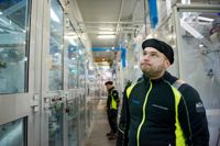 Delipaps produktionsdirektör Jarno Helkamo berättar att fabriken i Ekenäs producerar cirka 400 blöjor i minuten. I bakgrunden skymtar operatören Staffan Leino som varit anställd hos Delipap i cirka ett år.