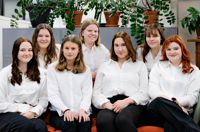 Här är årets efterlängtade luciakandidater! Från vänster: Olivia Halttunen, Vanessa Lehmusto, Veronica Lindberg, Jenny Lönnqvist, Ann-Mari Fransman, Wilma Byman och Venla Keurulainen. Av dem väljs en lucia och två tärnor men man kommer att kunna se alla sju uppträda på en konsert på Grand den 4 januari.